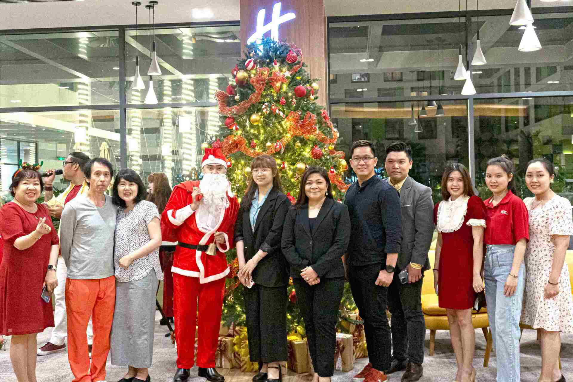 The Warm Christmas Tree Lighting Ceremony At Holiday Inn & Suites Saigon Airport Hotel